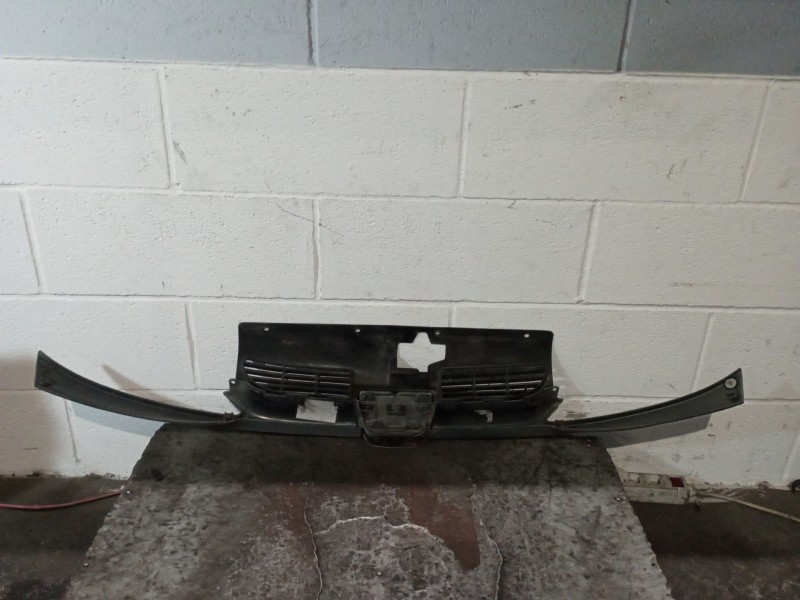 Recambio de rejilla delantera para peugeot 206 berlina xr referencia OEM IAM   