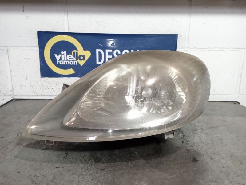 Recambio de faro izquierdo para renault trafic combi (ab 4.01) 1.9 diesel referencia OEM IAM 7700311371  
