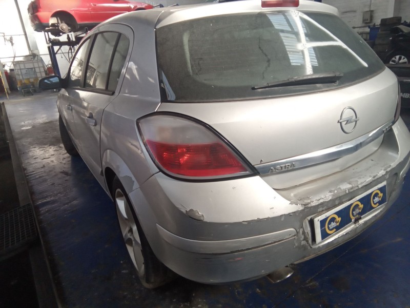 opel astra h berlina del año 2004