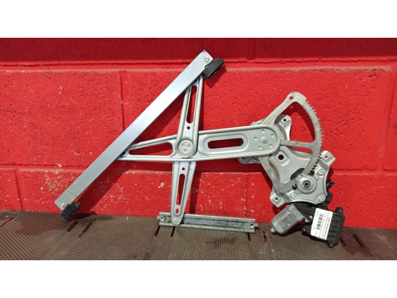 Recambio de elevalunas delantero izquierdo para toyota yaris (ksp9/scp9/nlp9) 1.4 turbodiesel cat referencia OEM IAM    Recambio de elevalunas delantero izquierdo para toyota yaris (ksp9/scp9/nlp9) 1.4 turbodiesel cat referencia OEM IAM