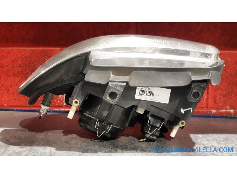 Recambio de faro izquierdo para audi a4 1.8 referencia OEM IAM    Recambio de faro izquierdo para audi a4 1.8 referencia OEM IAM