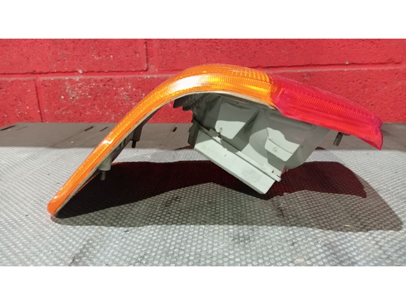 Recambio de piloto trasero derecho para audi 80 (811/813) 1.8 referencia OEM IAM    Recambio de piloto trasero derecho para audi 80 (811/813) 1.8 referencia OEM IAM