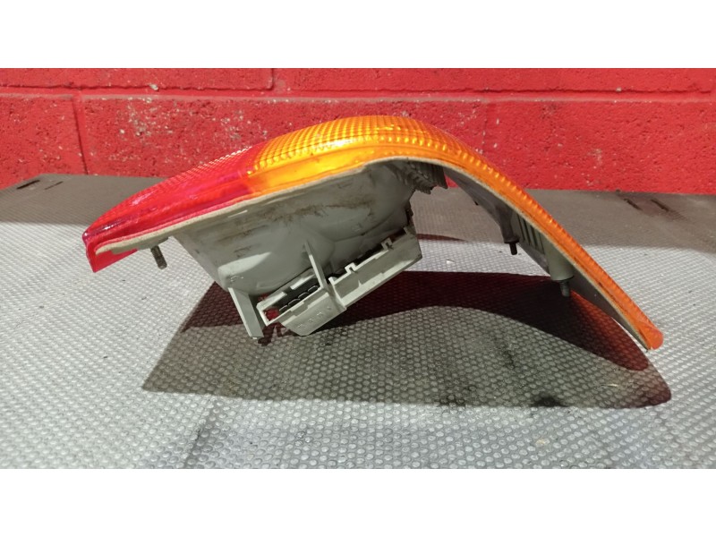 Recambio de piloto trasero derecho para audi 80 (811/813) 1.8 referencia OEM IAM    Recambio de piloto trasero derecho para audi 80 (811/813) 1.8 referencia OEM IAM