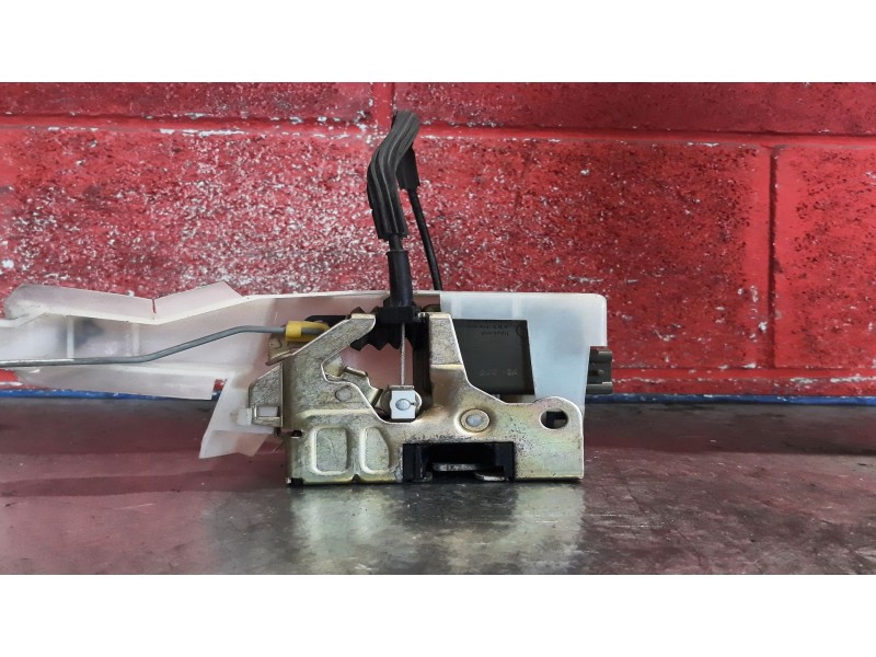 Recambio de cerra. puer. delantero izquierda para renault clio 1.2 referencia OEM IAM   