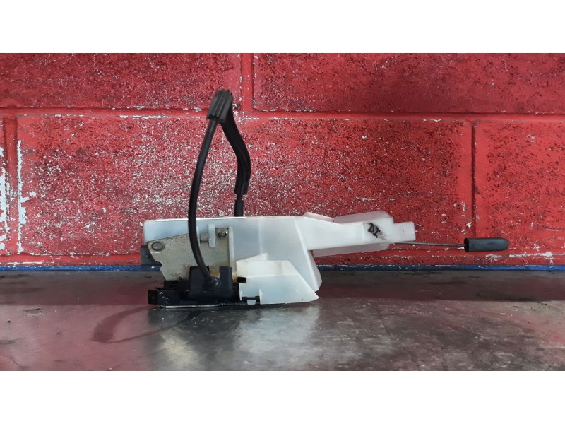 Recambio de cerra. puer. delantero izquierda para renault clio 1.2 referencia OEM IAM   