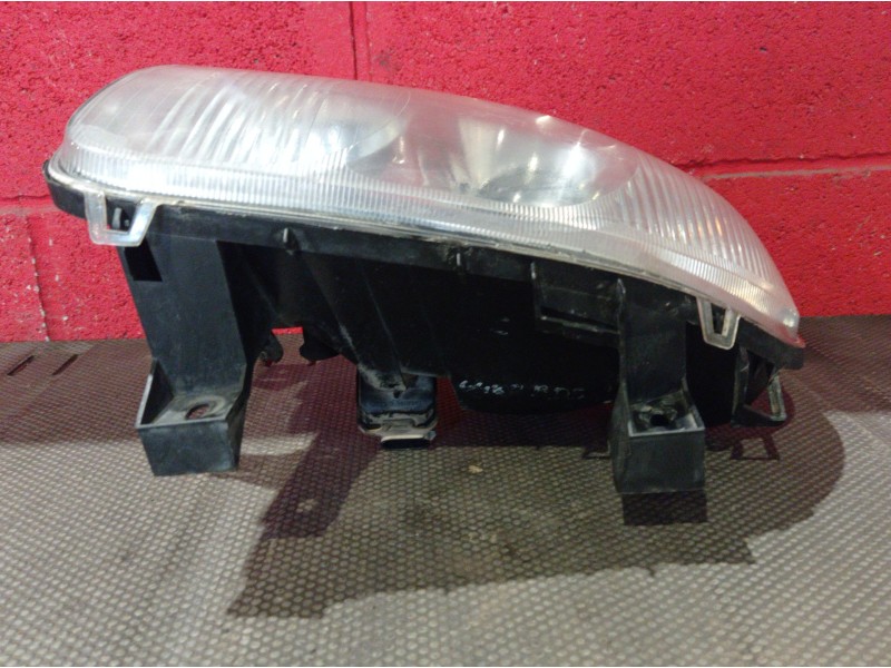 Recambio de faro izquierdo para renault clio 1.2 referencia OEM IAM   