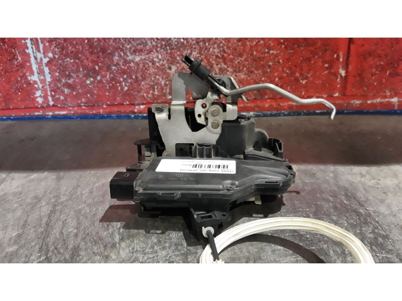 Recambio de cerra. puer. delantero derecha para audi a6 2.5 tdi referencia OEM IAM    Recambio de cerra. puer. delantero derecha para audi a6 2.5 tdi referencia OEM IAM