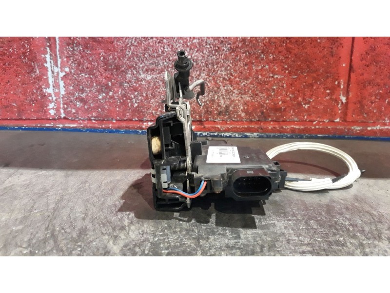 Recambio de cerra. puer. delantero derecha para audi a6 2.5 tdi referencia OEM IAM    Recambio de cerra. puer. delantero derecha para audi a6 2.5 tdi referencia OEM IAM