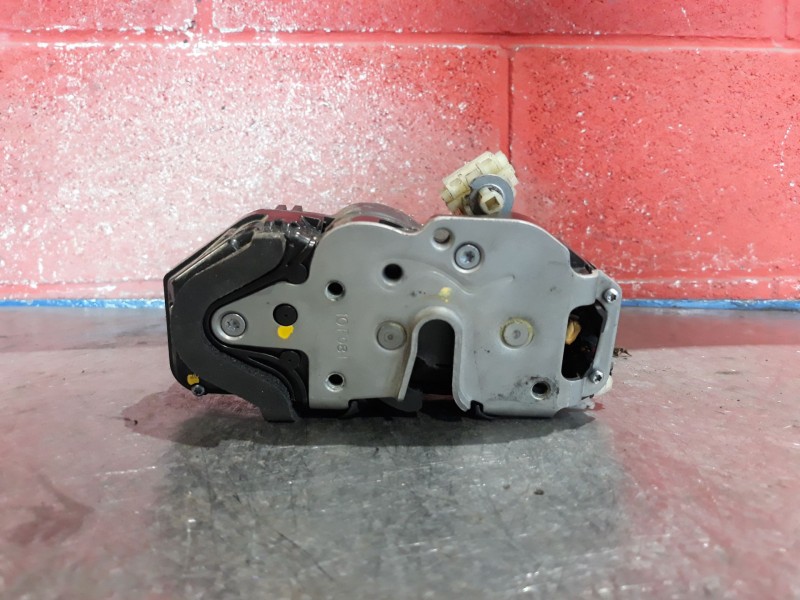 Recambio de cerradura puerta delantera derecha para opel insignia 2.0 cdti 110 edition referencia OEM IAM 13503802  