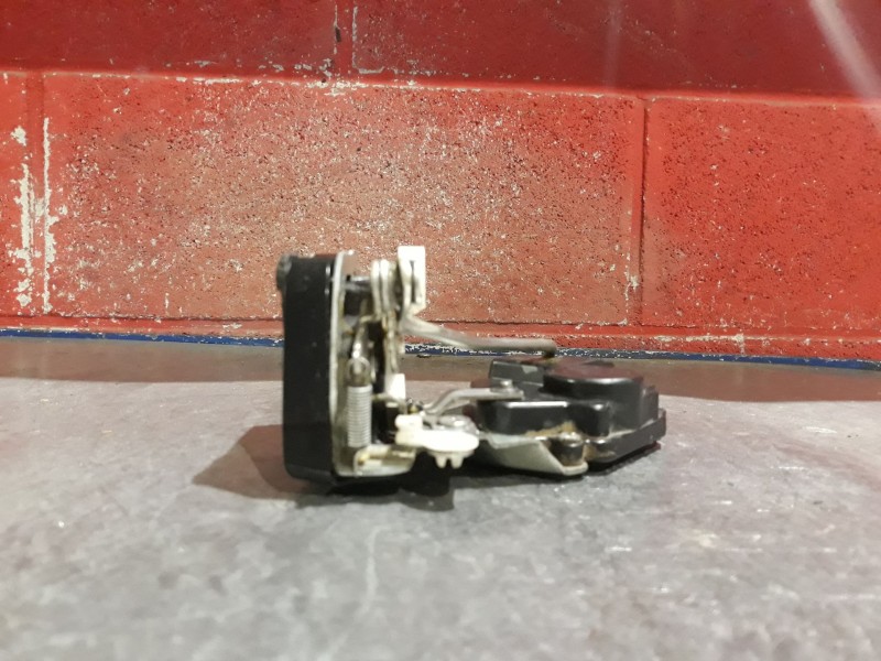 Recambio de cerradura puerta delantera izquierda para suzuki jimny 1.5 ddis jlx techo metalico referencia OEM IAM    Recambio de cerradura puerta delantera izquierda para suzuki jimny 1.5 ddis jlx techo metalico referencia OEM IAM