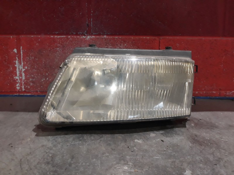 Recambio de faro izquierdo para volkswagen passat referencia OEM IAM   