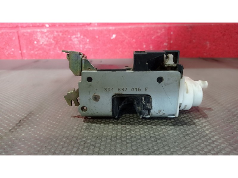 Recambio de cerradura puerta delantera derecha para audi a4 1.9 tdi referencia OEM IAM    Recambio de cerradura puerta delantera derecha para audi a4 1.9 tdi referencia OEM IAM