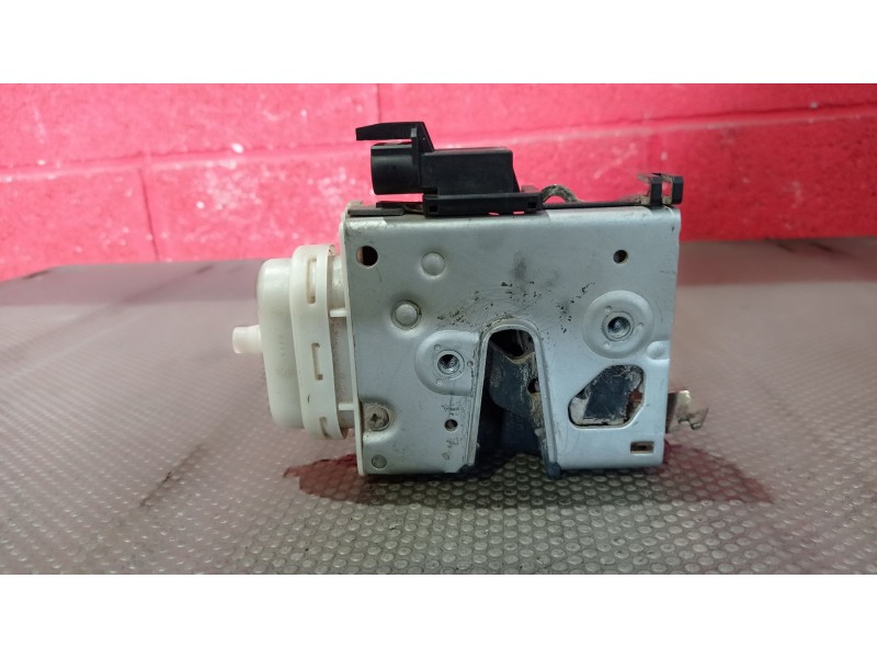 Recambio de cerradura puerta delantera derecha para audi a4 1.9 tdi referencia OEM IAM    Recambio de cerradura puerta delantera derecha para audi a4 1.9 tdi referencia OEM IAM