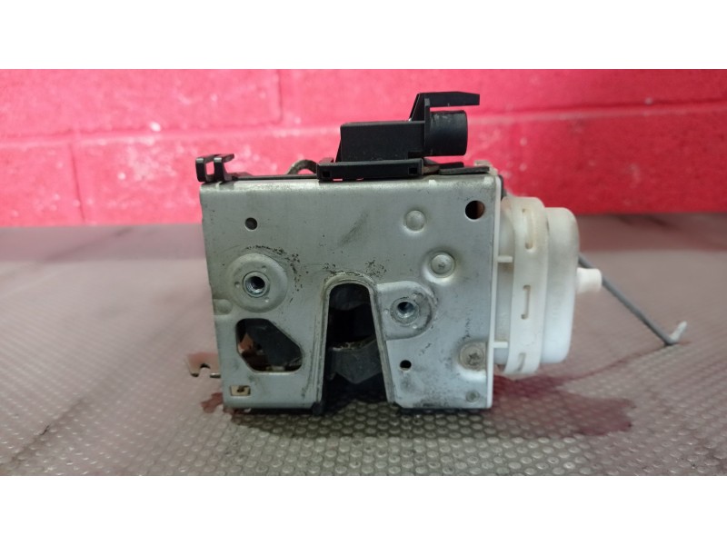 Recambio de cerradura puerta delantera izquierda para audi a4 1.9 tdi referencia OEM IAM   