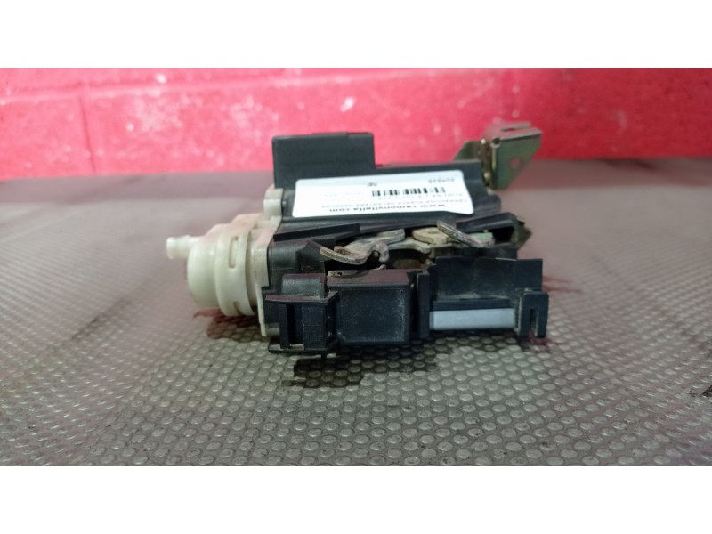 Recambio de cerradura puerta delantera derecha para audi a4 1.9 tdi referencia OEM IAM    Recambio de cerradura puerta delantera derecha para audi a4 1.9 tdi referencia OEM IAM