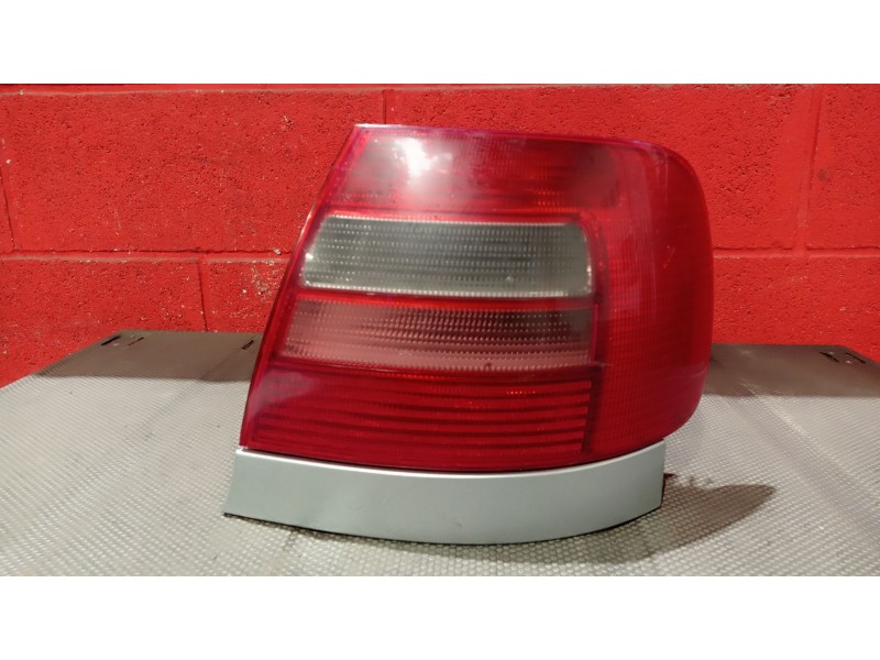 Recambio de piloto trasero derecho para audi a4 1.9 tdi referencia OEM IAM   