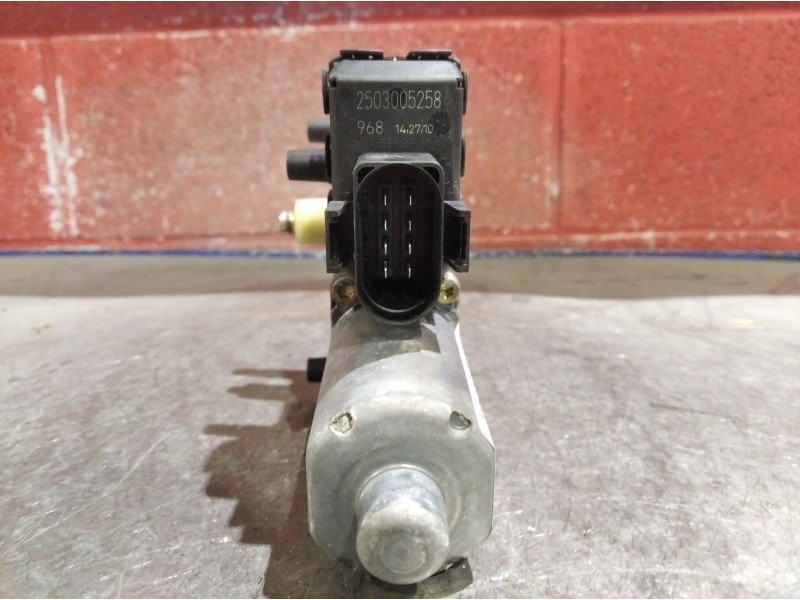 Recambio de motor elevalunas delantero derecho para audi a4 berlina (b5) 1.9 tdi | 0.99 - ... a4 berlina (b5) 1.9 tdi | 0.99 - .
