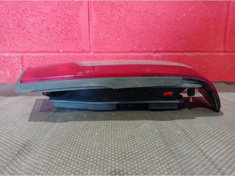 Recambio de piloto trasero izquierdo para peugeot 405 berlina referencia OEM IAM    Recambio de piloto trasero izquierdo para peugeot 405 berlina referencia OEM IAM