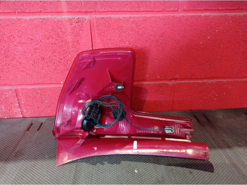 Recambio de piloto trasero derecho para citroen c4 berlina 1.6 16v hdi referencia OEM IAM   