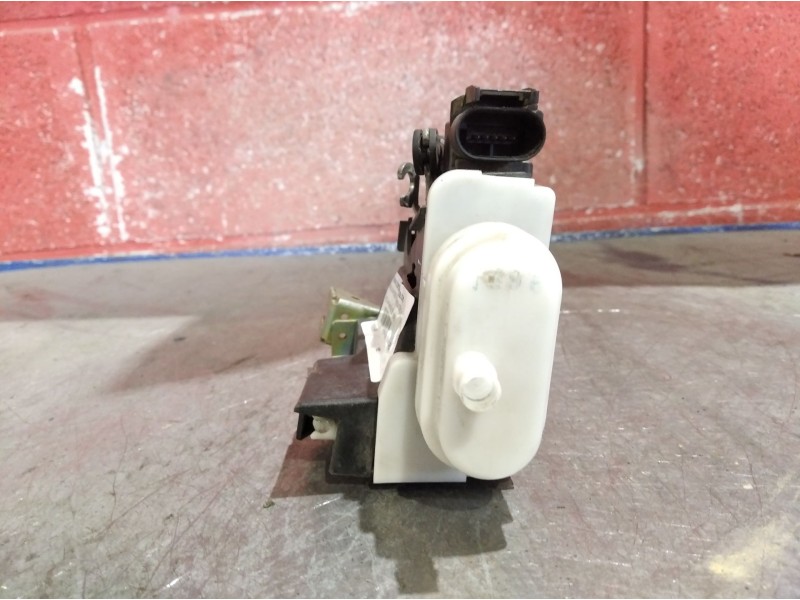 Recambio de cerradura puerta delantera derecha para audi a4 berlina (b5) 2.6 referencia OEM IAM    Recambio de cerradura puerta delantera derecha para audi a4 berlina (b5) 2.6 referencia OEM IAM