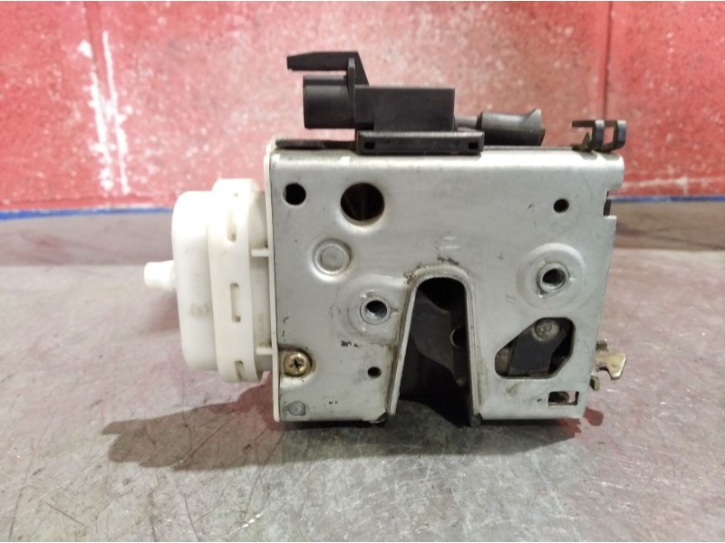 Recambio de cerradura puerta delantera derecha para audi a4 berlina (b5) 2.6 referencia OEM IAM    Recambio de cerradura puerta delantera derecha para audi a4 berlina (b5) 2.6 referencia OEM IAM