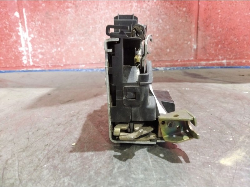 Recambio de cerradura puerta delantera derecha para audi a4 berlina (b5) 2.6 referencia OEM IAM    Recambio de cerradura puerta delantera derecha para audi a4 berlina (b5) 2.6 referencia OEM IAM