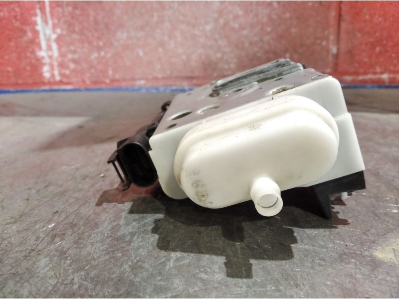 Recambio de cerradura puerta delantera derecha para audi a4 berlina (b5) 2.6 referencia OEM IAM    Recambio de cerradura puerta delantera derecha para audi a4 berlina (b5) 2.6 referencia OEM IAM