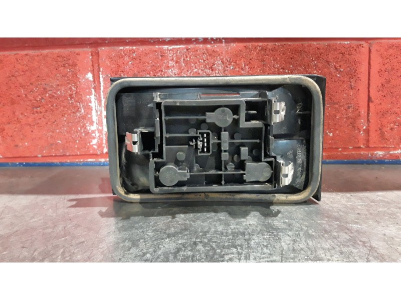 Recambio de piloto porton izquierdo para citroen xantia 1.6i sx referencia OEM IAM    Recambio de piloto porton izquierdo para citroen xantia 1.6i sx referencia OEM IAM