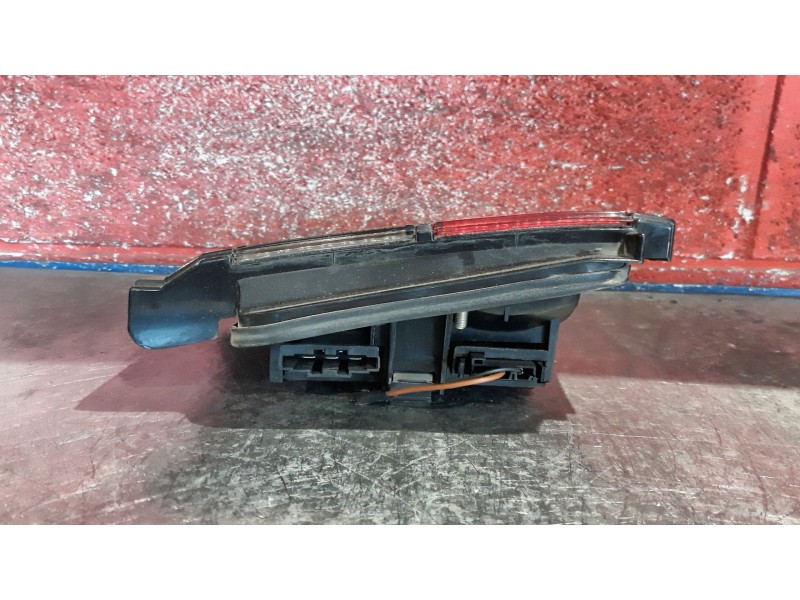 Recambio de piloto porton derecho para volkswagen passat referencia OEM IAM   