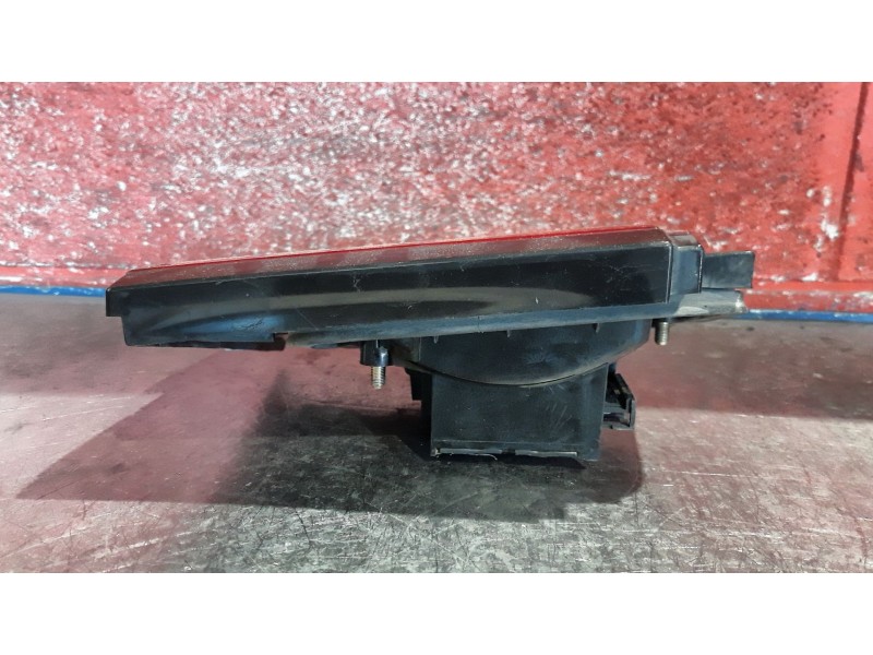 Recambio de piloto porton izquierdo para volkswagen passat referencia OEM IAM   