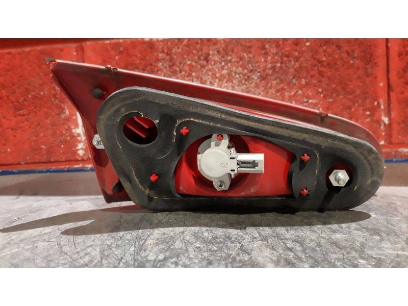 Recambio de piloto porton derecho para alfa romeo 147 (190) 1.9 jtd cat referencia OEM IAM    Recambio de piloto porton derecho para alfa romeo 147 (190) 1.9 jtd cat referencia OEM IAM