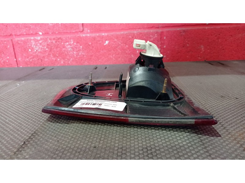 Recambio de piloto porton izquierdo para seat cordoba berlina (6k2) signo referencia OEM IAM   