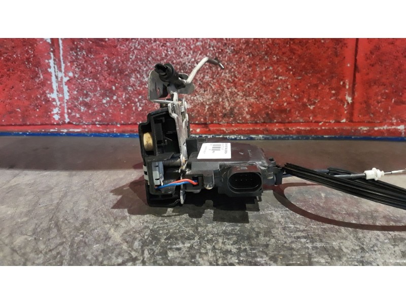 Recambio de cerra. puer. tras. derecha para audi a6 2.5 tdi referencia OEM IAM    Recambio de cerra. puer. tras. derecha para audi a6 2.5 tdi referencia OEM IAM