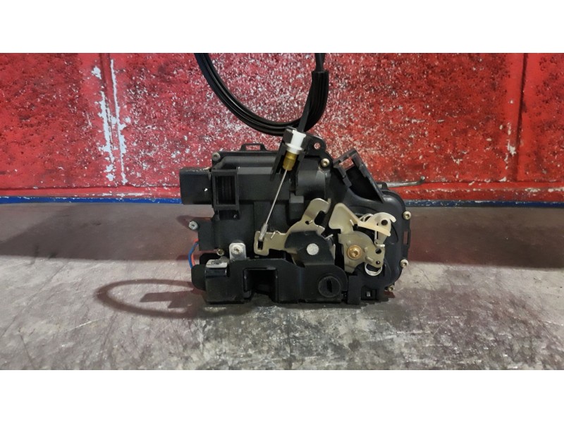 Recambio de cerra. puer. tras. derecha para audi a6 2.5 tdi referencia OEM IAM    Recambio de cerra. puer. tras. derecha para audi a6 2.5 tdi referencia OEM IAM