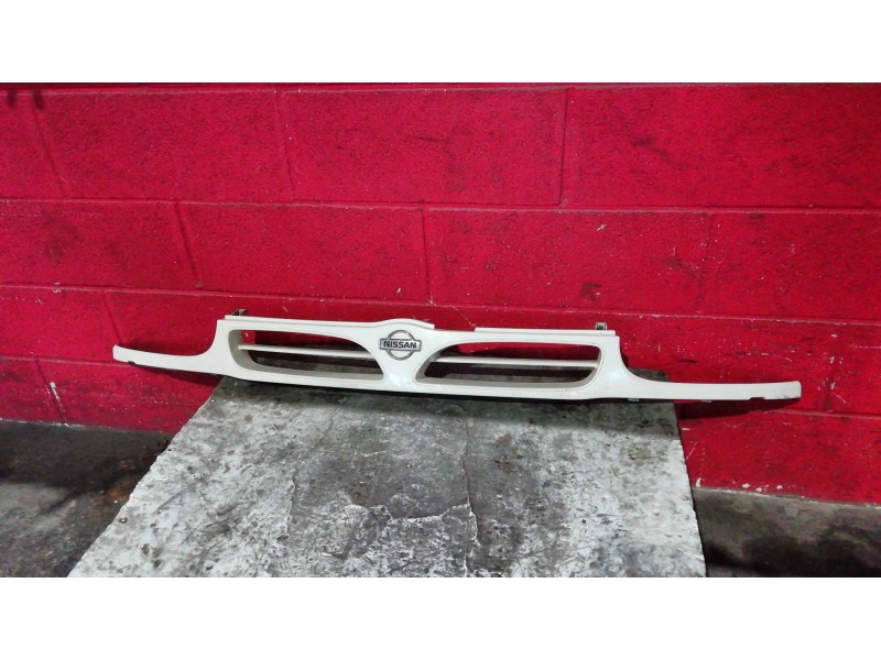 Recambio de rejilla delantera para nissan vanette cargo referencia OEM IAM    Recambio de rejilla delantera para nissan vanette cargo referencia OEM IAM