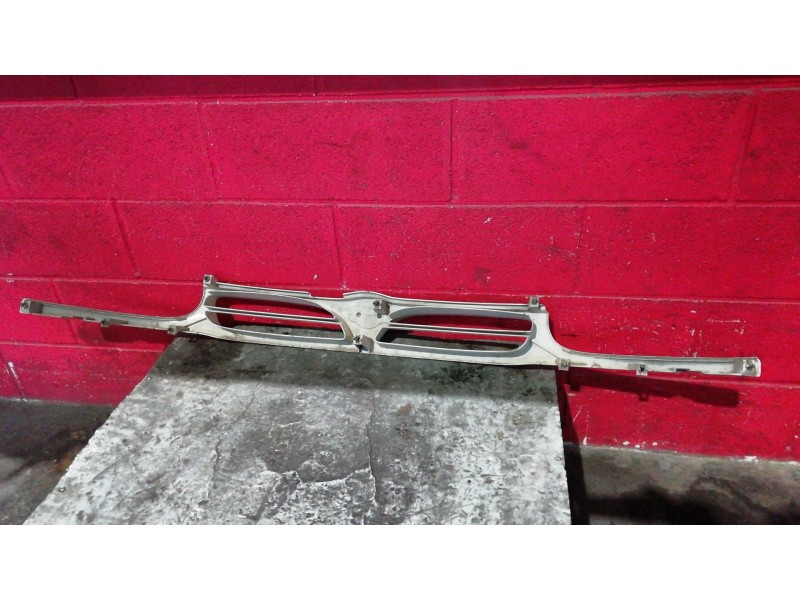 Recambio de rejilla delantera para nissan vanette cargo referencia OEM IAM    Recambio de rejilla delantera para nissan vanette cargo referencia OEM IAM