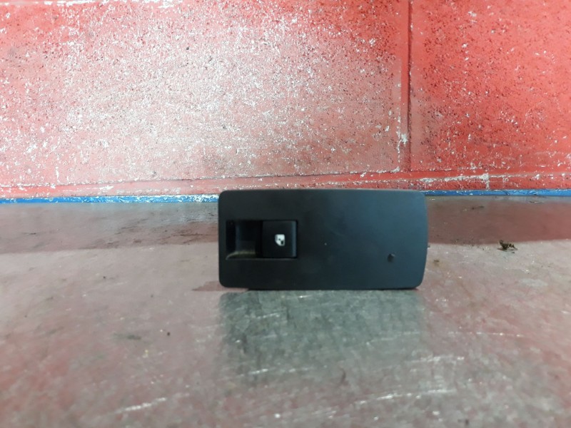 Recambio de mando elevalunas delantero derecho para opel insignia 2.0 cdti 110 edition referencia OEM IAM 13301886  