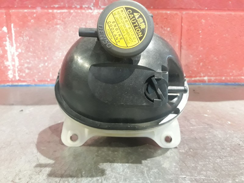Recambio de deposito expansion para toyota corolla (e12) 2.0 turbodiesel cat referencia OEM IAM    Recambio de deposito expansion para toyota corolla (e12) 2.0 turbodiesel cat referencia OEM IAM
